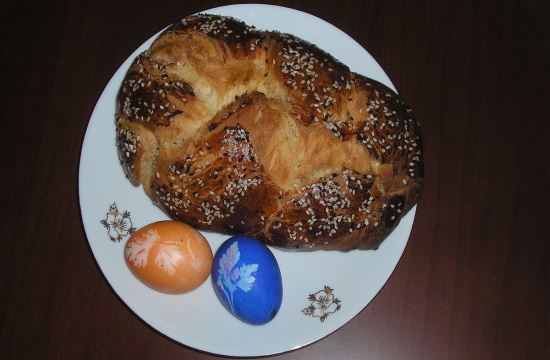 Taste Greek tsoureki for Easter